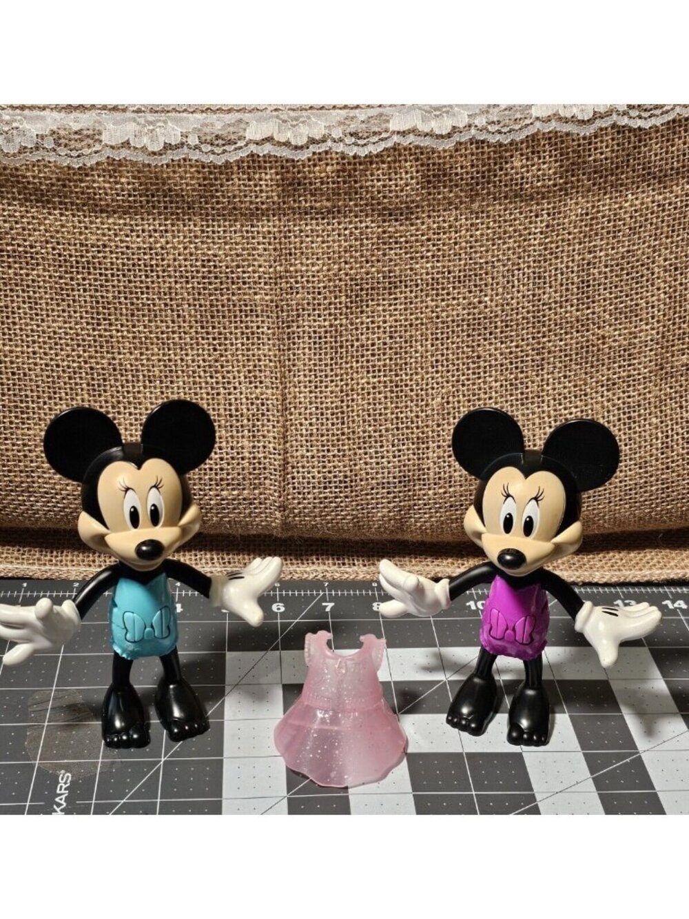 Disney 2016  Mattel Minnie Mouse lot of 2 Snap & Style comes with 1 dress